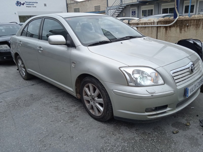 toyota avensis (_t25_) del año 2004