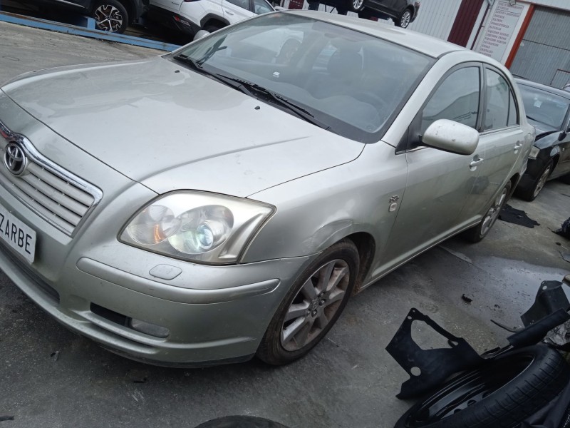 toyota avensis (_t25_) del año 2004