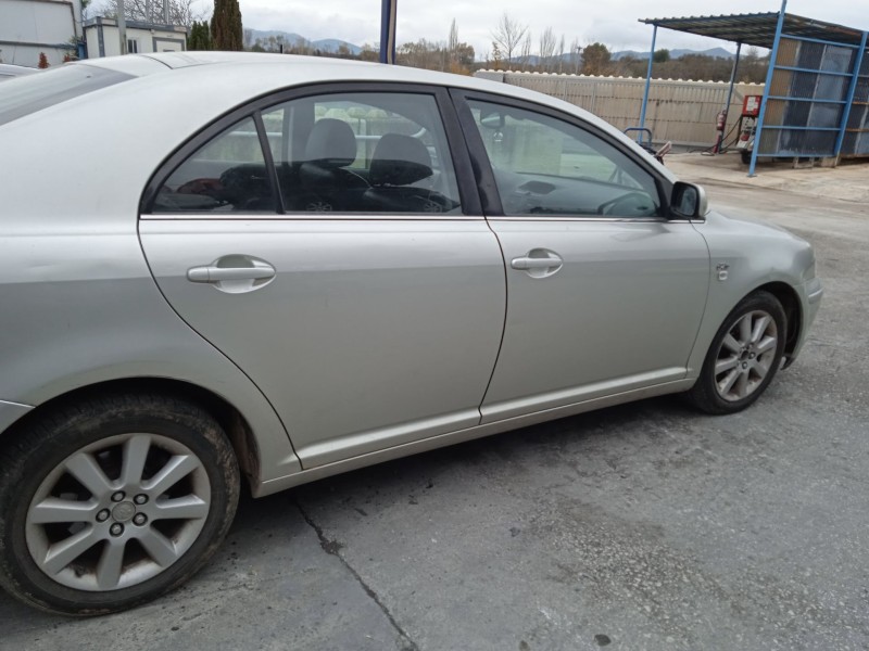 toyota avensis (_t25_) del año 2004