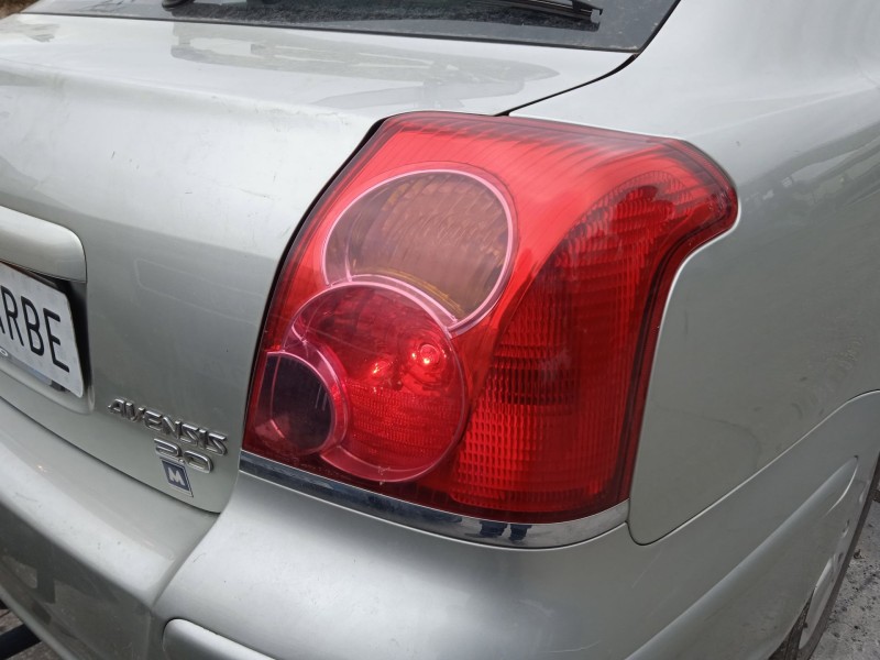 toyota avensis (_t25_) del año 2004