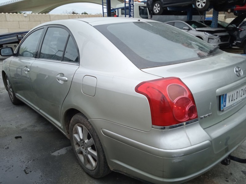 toyota avensis (_t25_) del año 2004