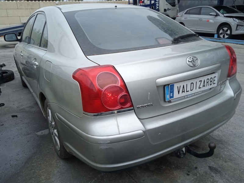 toyota avensis (_t25_) del año 2004