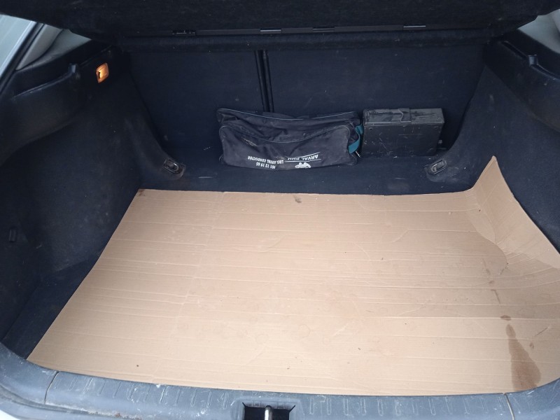 toyota avensis (_t25_) del año 2004