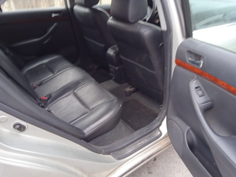 toyota avensis (_t25_) del año 2004