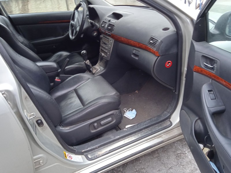toyota avensis (_t25_) del año 2004