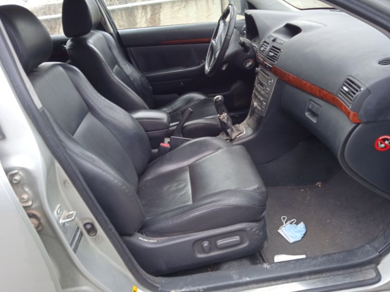 toyota avensis (_t25_) del año 2004