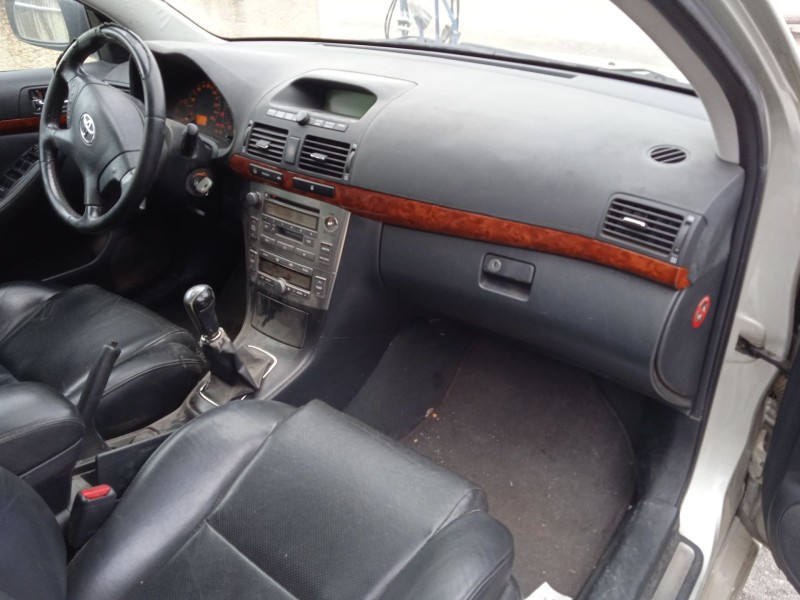 toyota avensis (_t25_) del año 2004