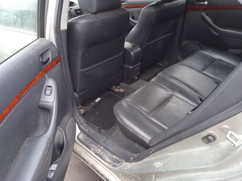 toyota avensis (_t25_) del año 2004