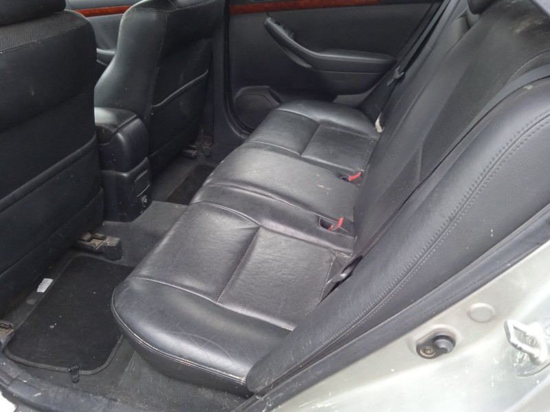 toyota avensis (_t25_) del año 2004