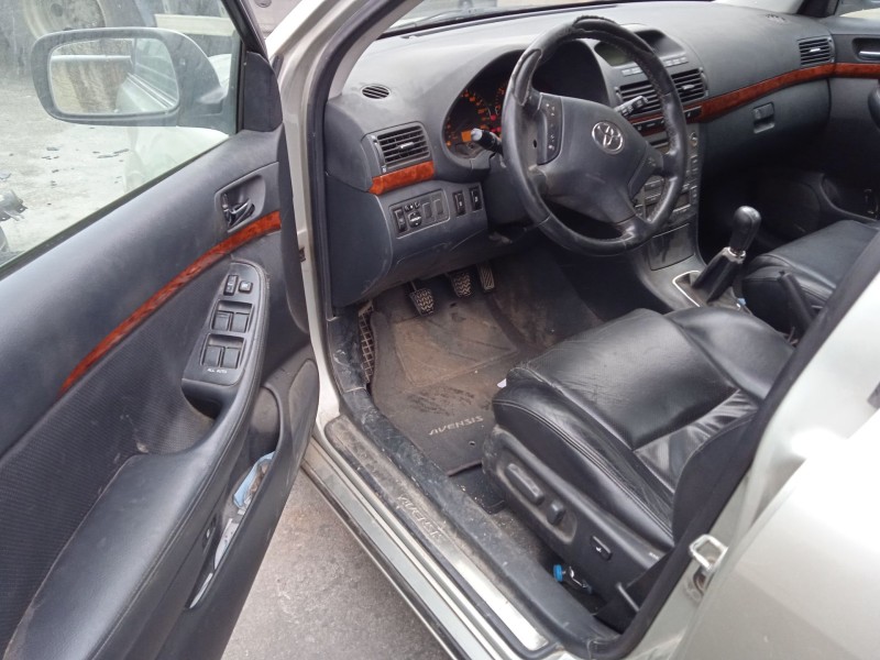 toyota avensis (_t25_) del año 2004