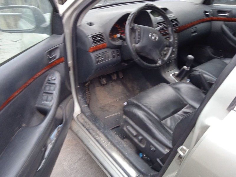 toyota avensis (_t25_) del año 2004