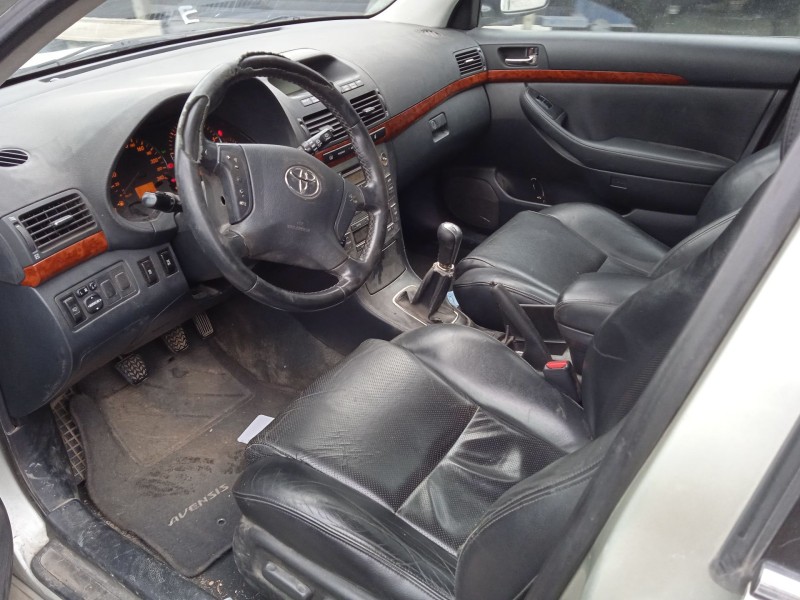 toyota avensis (_t25_) del año 2004