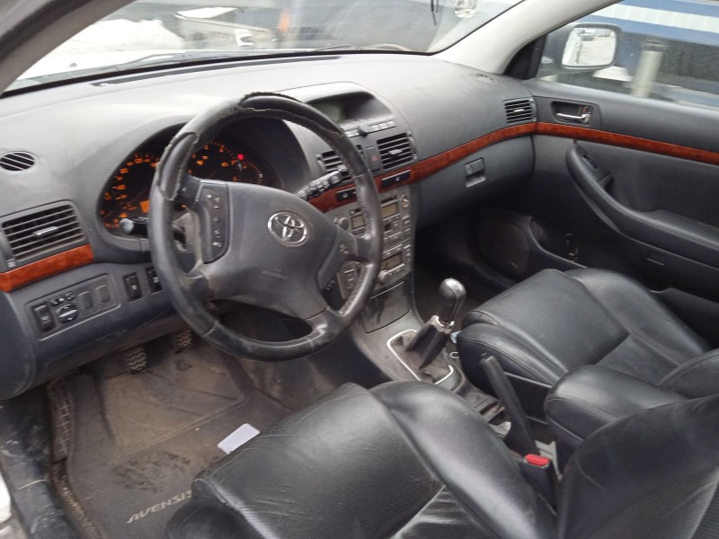 toyota avensis (_t25_) del año 2004