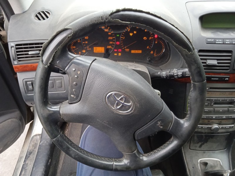 toyota avensis (_t25_) del año 2004