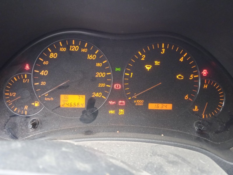 toyota avensis (_t25_) del año 2004