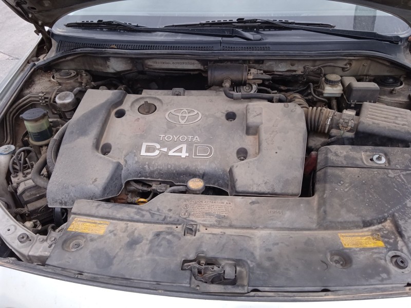 toyota avensis (_t25_) del año 2004