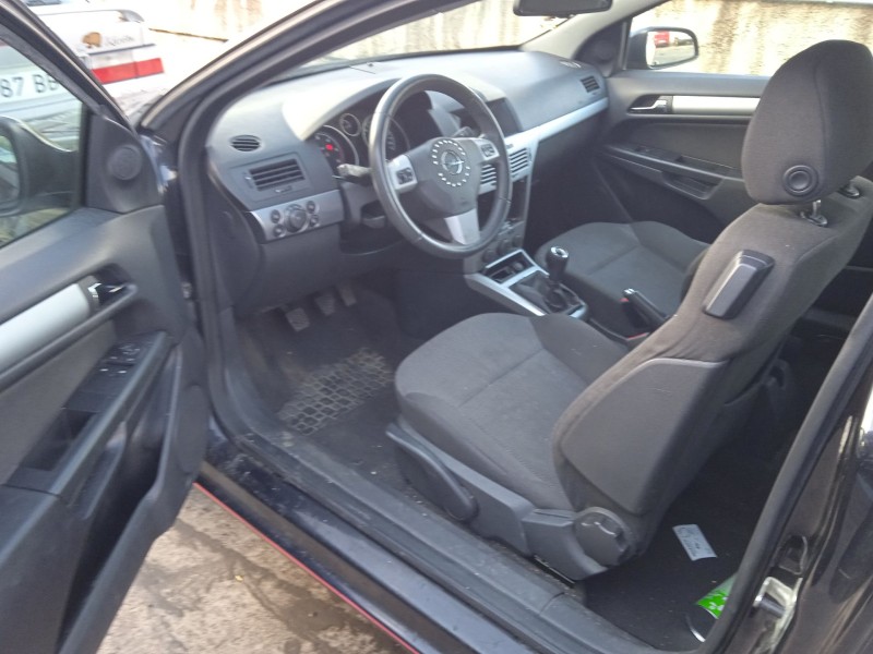 opel astra h gtc (a04) del año 2010