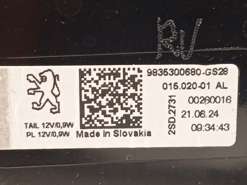 Recambio de piloto trasero derecho interior para peugeot 308 puretech 130 active pack referencia OEM IAM 9835300580  