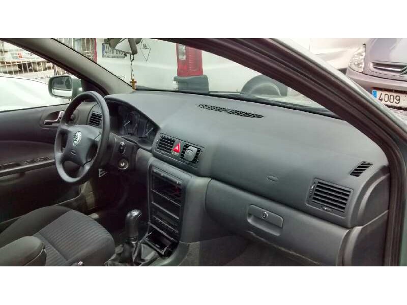 skoda octavia berlina (1u2) del año 2002