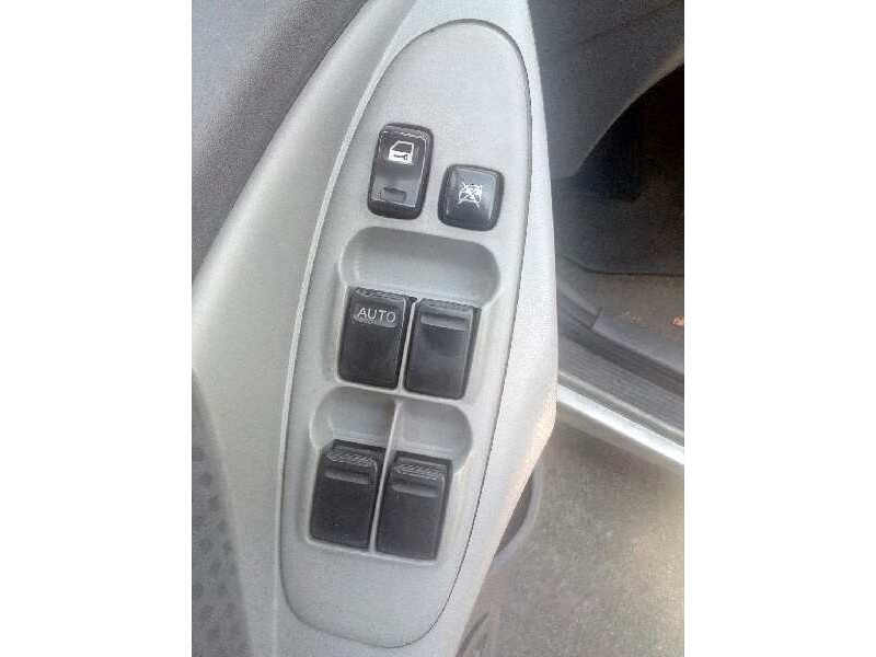 nissan almera tino (v10m) del año 2005