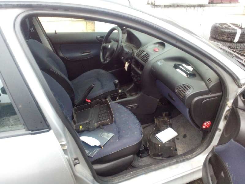 peugeot 206 berlina del año 2001