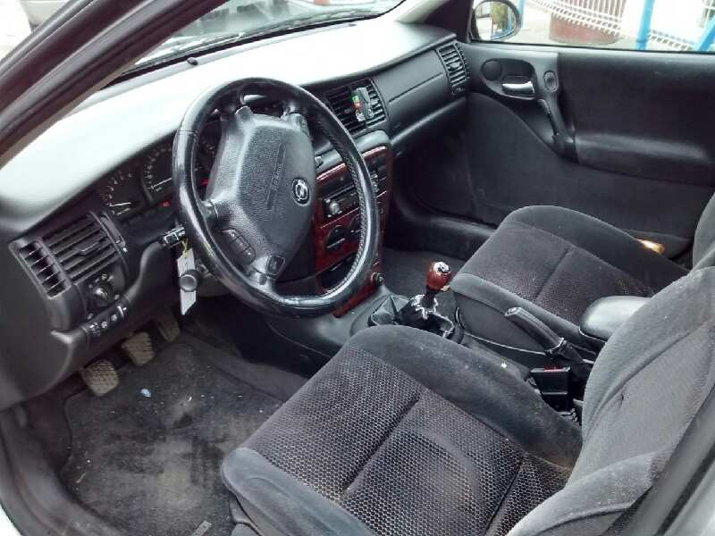 opel vectra b berlina del año 2000