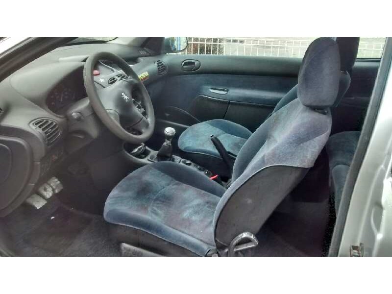peugeot 206 berlina del año 2000