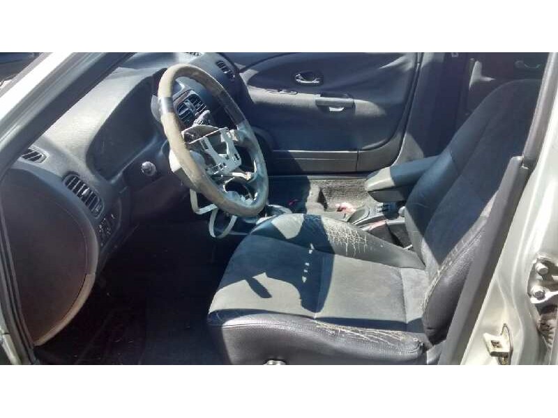 mitsubishi carisma berlina 4 (da0) del año 2000