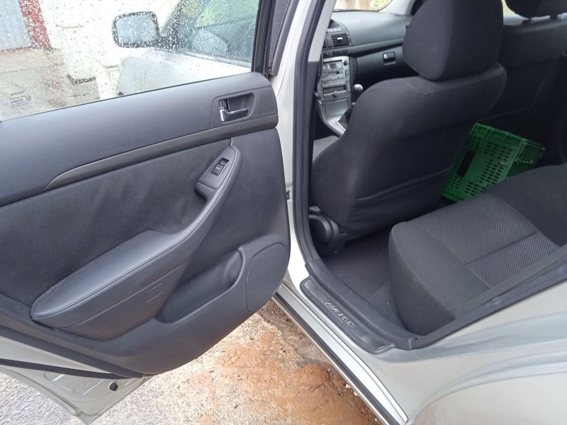 toyota avensis sedán (_t25_) del año 2005