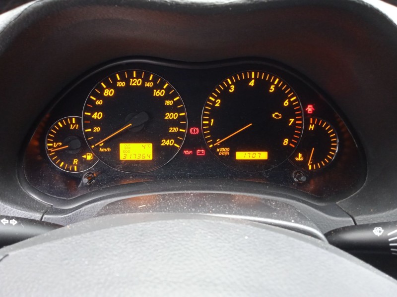 toyota avensis sedán (_t25_) del año 2005