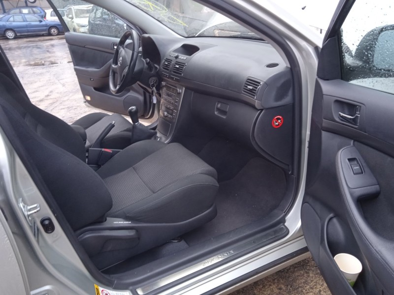 toyota avensis sedán (_t25_) del año 2005