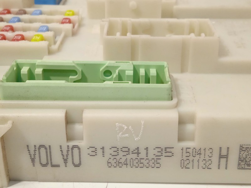 Recambio de caja reles / fusibles para volvo v40 hatchback (525) d2 referencia OEM IAM 31394135  