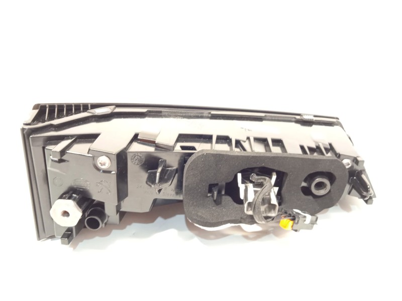 Recambio de piloto trasero derecho interior para peugeot 308 puretech 130 active pack referencia OEM IAM 9835300580  