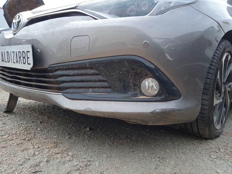 toyota auris (_e18_) del año 2015