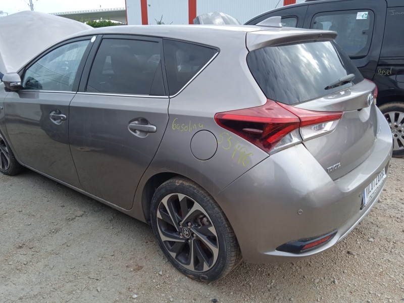 toyota auris (_e18_) del año 2015