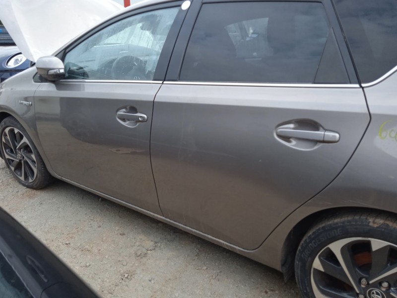 toyota auris (_e18_) del año 2015