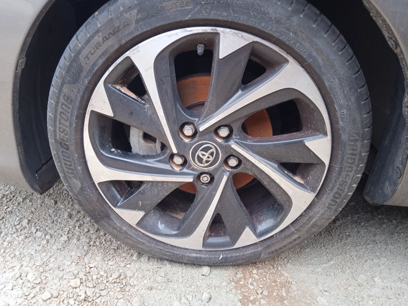 toyota auris (_e18_) del año 2015