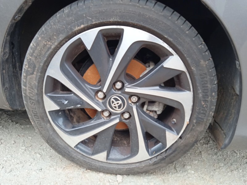 toyota auris (_e18_) del año 2015