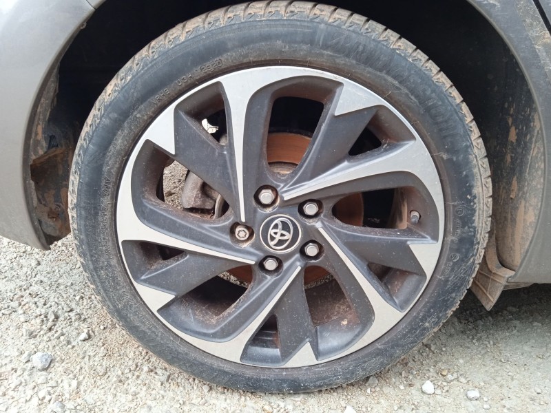 toyota auris (_e18_) del año 2015