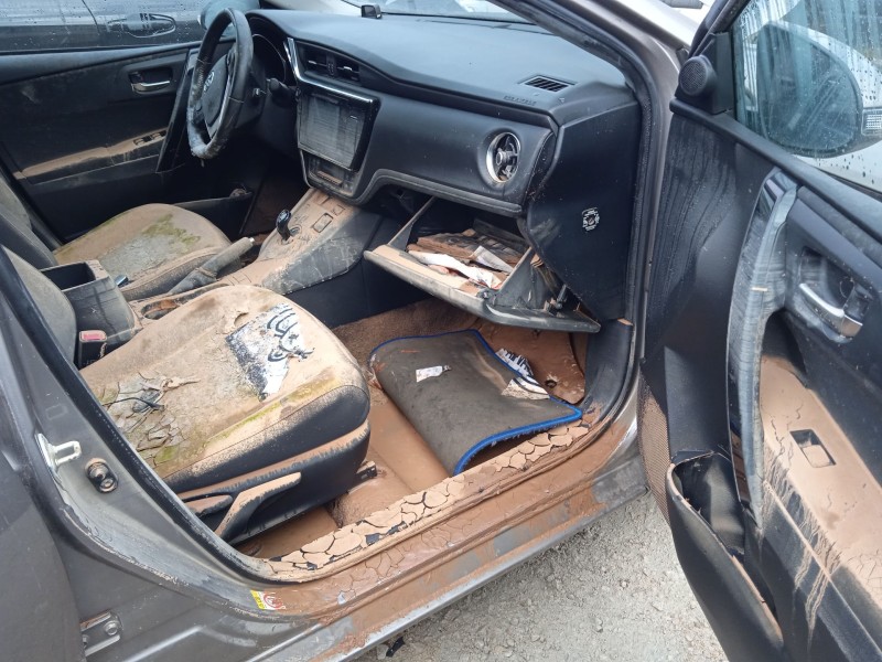 toyota auris (_e18_) del año 2015