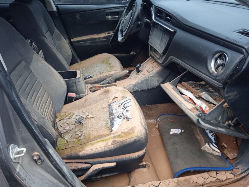 toyota auris (_e18_) del año 2015