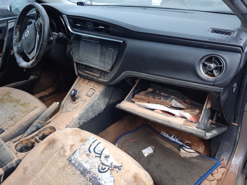 toyota auris (_e18_) del año 2015