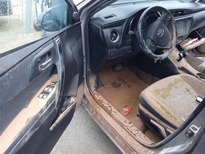 toyota auris (_e18_) del año 2015