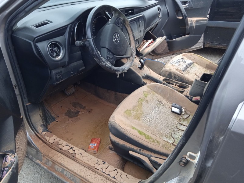 toyota auris (_e18_) del año 2015