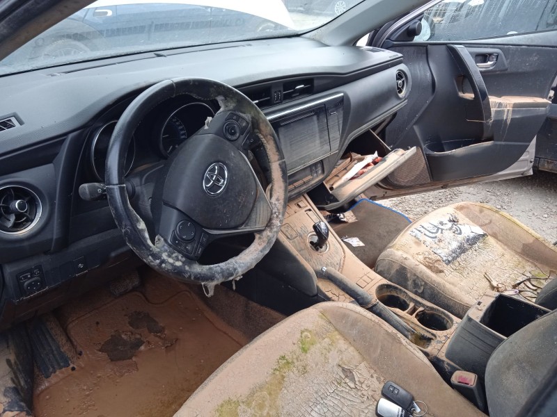 toyota auris (_e18_) del año 2015