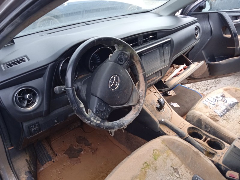 toyota auris (_e18_) del año 2015