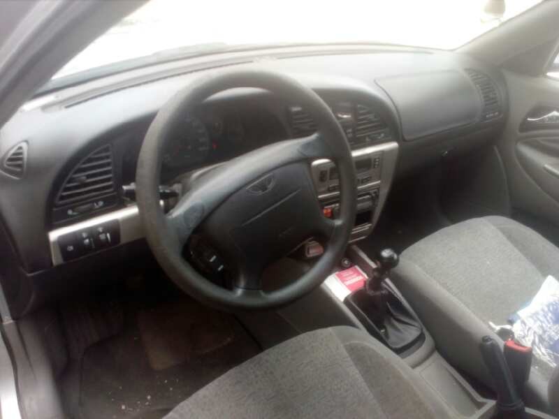 daewoo nubira berlina del año 2001