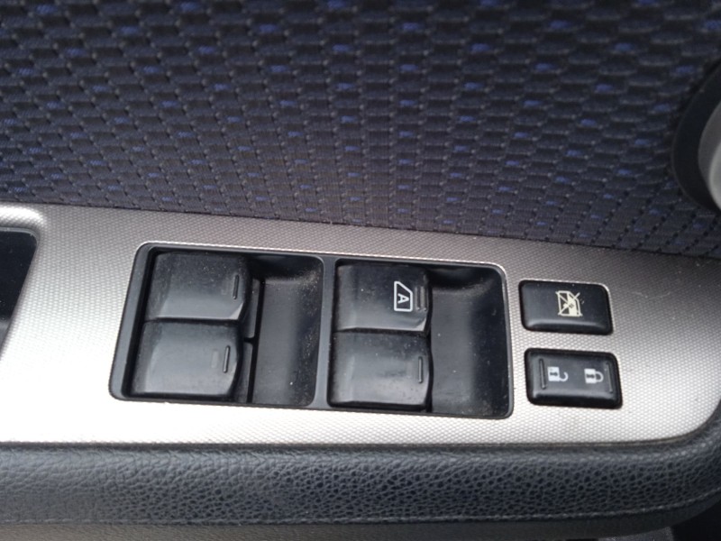 nissan tiida hatchback (c11) del año 2009