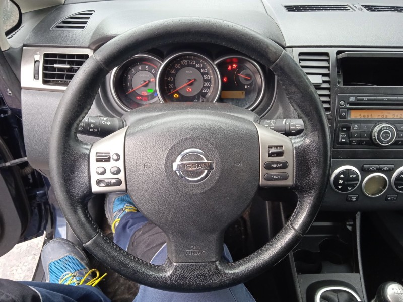 nissan tiida hatchback (c11) del año 2009