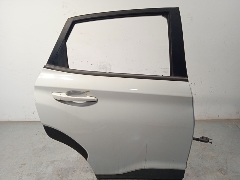 Recambio de puerta trasera derecha para hyundai kona 1.0 tgdi cat referencia OEM IAM 77004J9000  